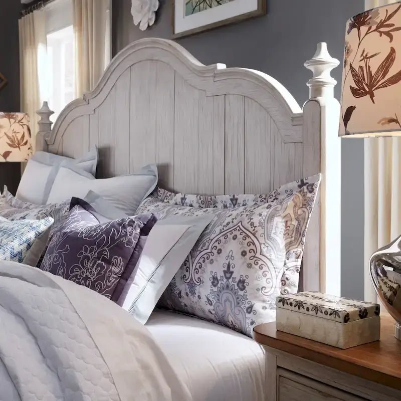 Lit à baldaquin Queen « Farmhouse Reimagined » antique blanc avec finition châtaigne